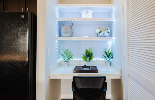 Humble Apartment | Cozy Boho Suite Near IAH with Pool & Breakfast Included