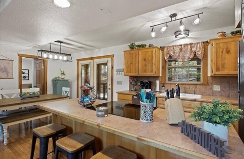 Branson West Cabin | Inviting Cabin with 4 Suites: Near Lake, Golf & Pools