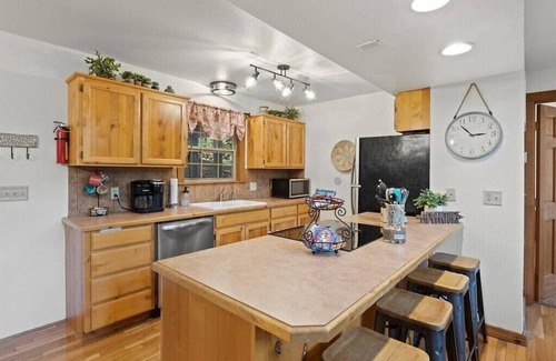 Branson West Cabin | Inviting Cabin with 4 Suites: Near Lake, Golf & Pools
