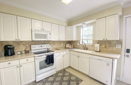 Northeast Pensacola Apartment | Stylish Condo with Pool, Spa & Pet-Friendly Comfort