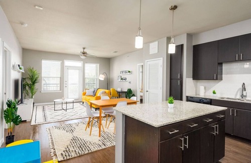 Alamo Heights Apartment | Alamo Chic: King Bed, Pool & Office Desk Retreat