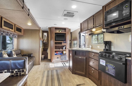 Langworthy RV Rental | Cozy Coleman Camper with Lake View & Breakfast in Delhi, IA