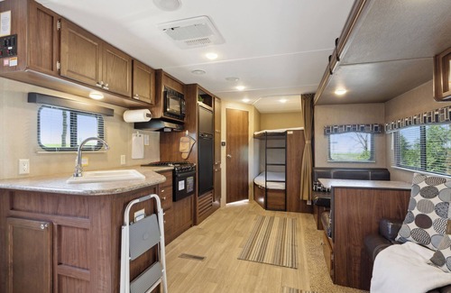 Langworthy RV Rental | Cozy Coleman Camper with Lake View & Breakfast in Delhi, IA