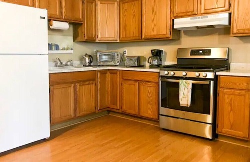Carmichael Cottage | Cozy Cottage Retreat: Ideal for Families and Relaxation