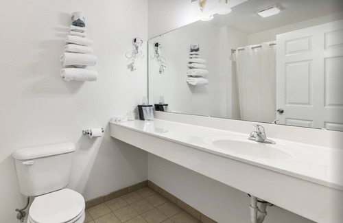 Renault Bed & Breakfast | Cozy Double Full Room with Free Breakfast and Kitchen Access