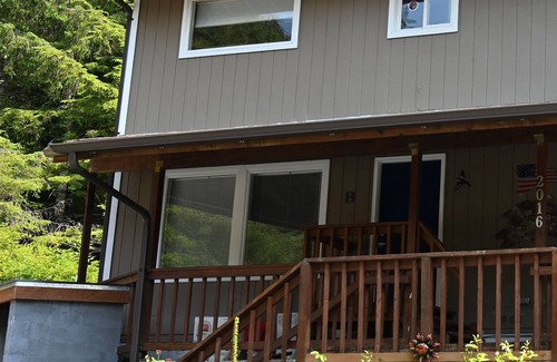 Sitka House | Family-Friendly Duplex Unit B with Kitchen and Breakfast