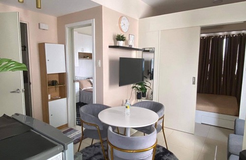 Las Pinas Condo | Cozy 1BR Getaway with Pool, Ocean View & Wifi Access