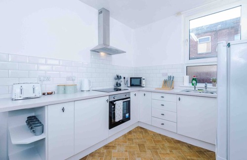 Salford House | Inviting Four Bedroom House with Breakfast & Parking