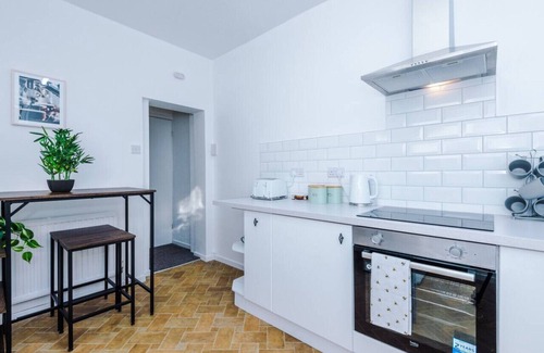 Salford House | Inviting Four Bedroom House with Breakfast & Parking