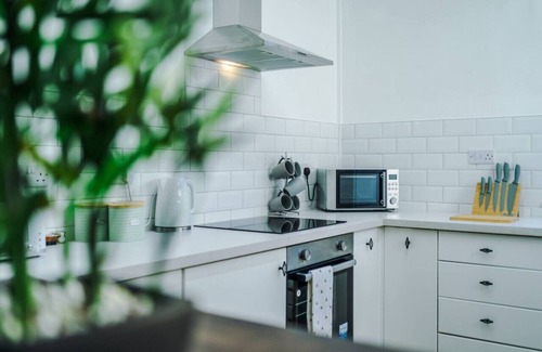 Salford House | Inviting Four Bedroom House with Breakfast & Parking