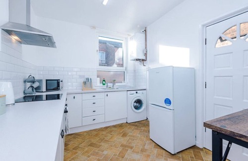 Salford House | Inviting Four Bedroom House with Breakfast & Parking