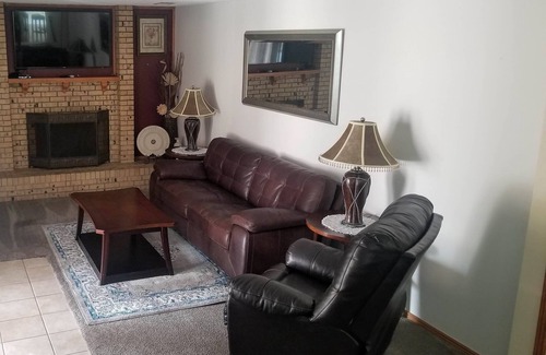 Thornton House | Comfy Get-Away-Home*Spacious 4bdrm*Great Location!!