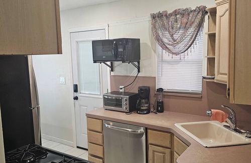 Elmont House | Cozy Getaway: Rated 10/10 with Family-Friendly Amenities