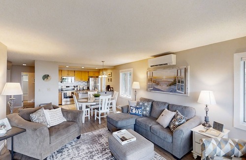 Maple City Condo | Cozy Glen Arbor Condo with Lake Michigan Views & Fireplace