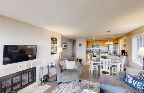 Maple City Condo | Cozy Glen Arbor Condo with Lake Michigan Views & Fireplace