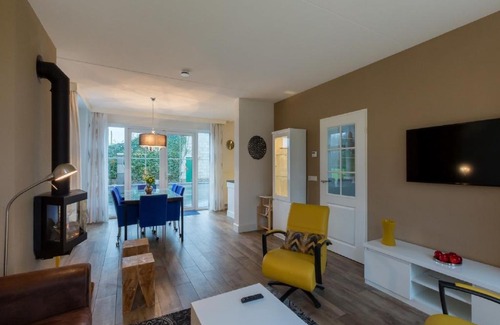 Oostkapelle House | Cozy Holiday Retreat in Oostkapelle with Beautiful Garden