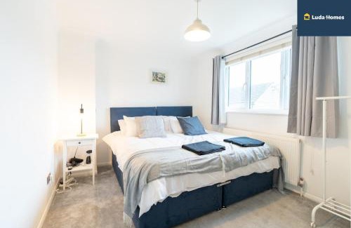 Sherborne St. John Apartment | Comfy Home - Close to hospital - Sleeps 7 - wParking