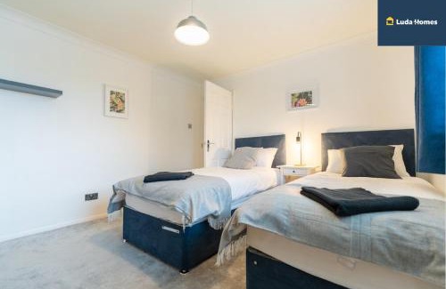 Sherborne St. John Apartment | Comfy Home - Close to hospital - Sleeps 7 - wParking