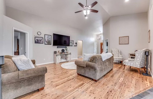 West University House | Cozy Retreat with Hot Tub near San Rafael Park & Downtown