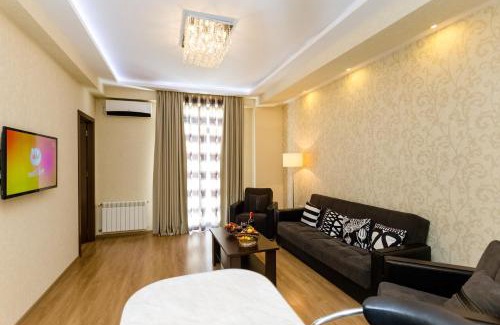Tbilisi City Centre Apartment | Cozy Getaway with Hot Tub & Breakfast - 4-Star Hotel