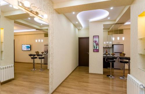 Tbilisi City Centre Apartment | Cozy Getaway with Hot Tub & Breakfast - 4-Star Hotel