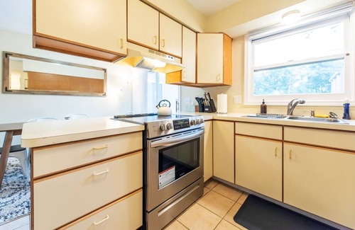 Dicken House | Bright and Cozy Home Near Big House - Guest Rated 9.6