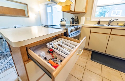 Dicken House | Bright and Cozy Home Near Big House - Guest Rated 9.6