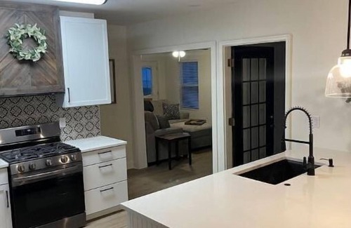 Independence House | Cozy King Beds and Fast Wi-Fi Near KC Stadiums