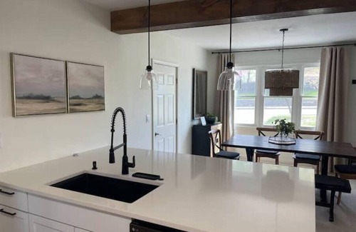 Independence House | Cozy King Beds and Fast Wi-Fi Near KC Stadiums