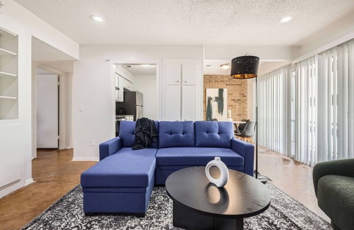 Bouldin Apartment | Comfy King Suite Getaway | Sleeps 4 | Pool, Prkg
