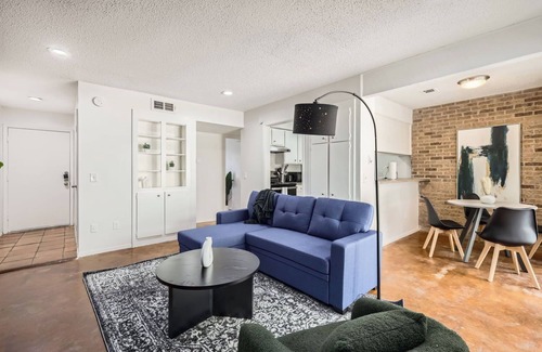 Bouldin Apartment | Comfy King Suite Getaway | Sleeps 4 | Pool, Prkg