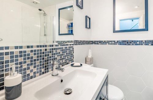Louth House | Cozy Kozy Cottage: Child-Friendly Retreat with 9.8 Rating