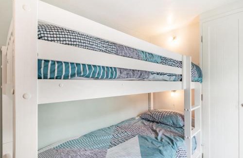 Louth House | Cozy Kozy Cottage: Child-Friendly Retreat with 9.8 Rating
