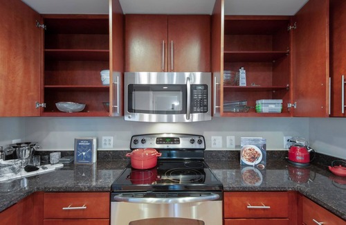 Mount Vernon Triangle Apartment | Cozy Mt. Vernon 1BR: Gym, Doorman & Metro Access