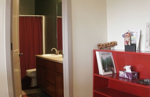 Terrebonne Apartment | Comfy n Cozy Hideaway that is great for Smith Rock enthusiast just 5 miles away!