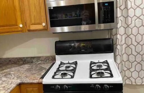 Imperial House | Cozy Retreat Near Airport with Hot Tub & Family-Friendly Perks