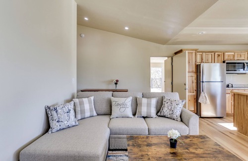 Yosemite Forks House | Cozy Retreat in Oakhurst: Family-Friendly with Spa Access