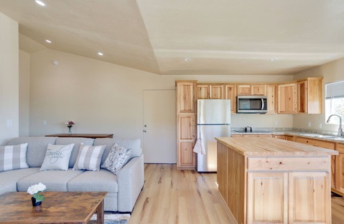 Yosemite Forks House | Cozy Retreat in Oakhurst: Family-Friendly with Spa Access