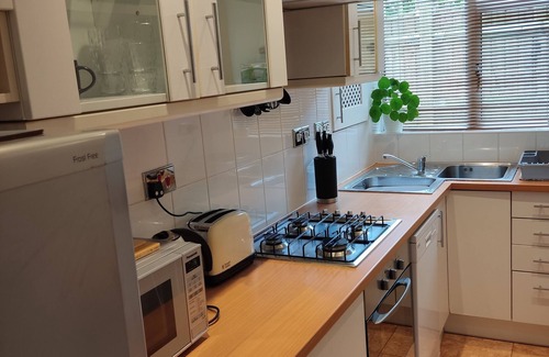 Hornsey Apartment | Cozy One-Bed Retreat Near Alexandra Park with Spa Access