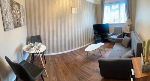 Darlaston Apartment | Cozy One Bedroom Apartment - Guest Rated 9/10 & Child Friendly