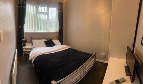 Darlaston Apartment | Cozy One Bedroom Apartment - Guest Rated 9/10 & Child Friendly
