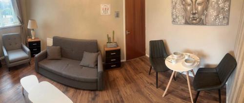 Darlaston Apartment | Cozy One Bedroom Apartment - Guest Rated 9/10 & Child Friendly