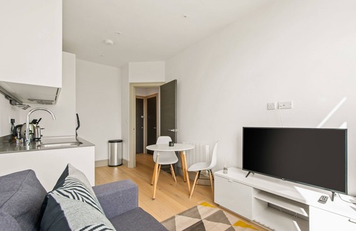 Rayners Lane Apartment | Cozy One-Bedroom Flat with Spa in Broad House, Harrow