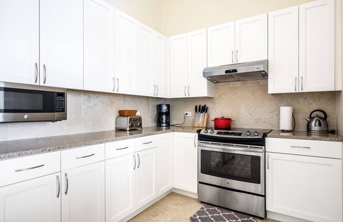 Penn Quarter Apartment | Cozy Penn Quarter 2BR with Pool & Gym near National Mall