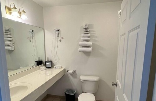 Renault Bed & Breakfast | Cozy Queen Suite with Kitchen in Vibrant Red Bud