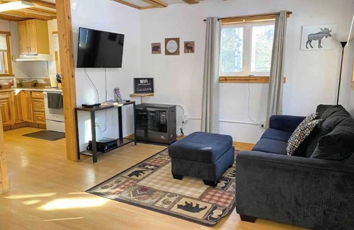Ester Cabin | Private Alaskan Log Cabin with Kitchen & Child-Friendly Amenities
