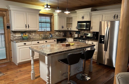 Kingston Cabin | Cozy Rustic Cabin Near Lake Texoma with Hot Tub & Views