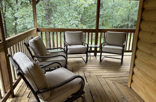 Kingston Cabin | Cozy Rustic Cabin Near Lake Texoma with Hot Tub & Views