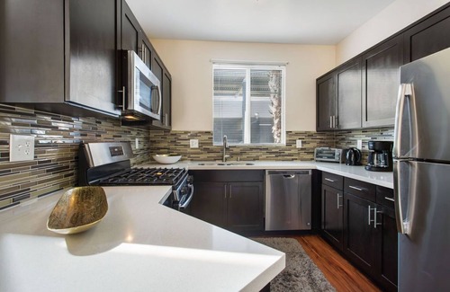 Glendale Apartment | Cozy 3-Bed Sanctuary Near LAX & SOFI Stadium Awaits You
