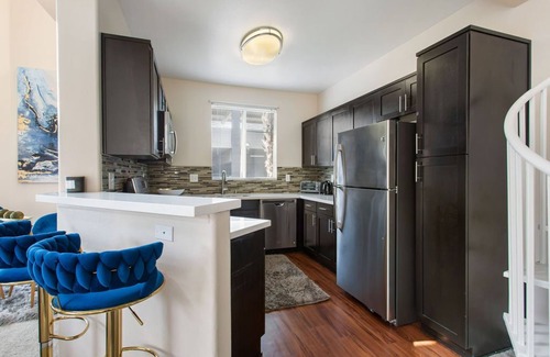 Glendale Apartment | Cozy 3-Bed Sanctuary Near LAX & SOFI Stadium Awaits You